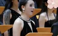 女子穿礼服退款后续：身份被扒已社死，工作被停职，商家准备起诉