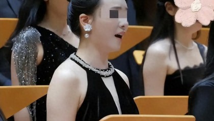女子穿礼服退款后续：身份被扒已社死，工作被停职，商家准备起诉